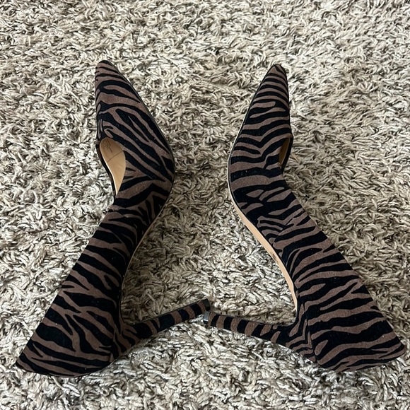 VINCE CAMUTO SAVILLA
MOCHA TEXTURED ZEBRA
HEELS SIZE 7.5 - Picture 8 of 14